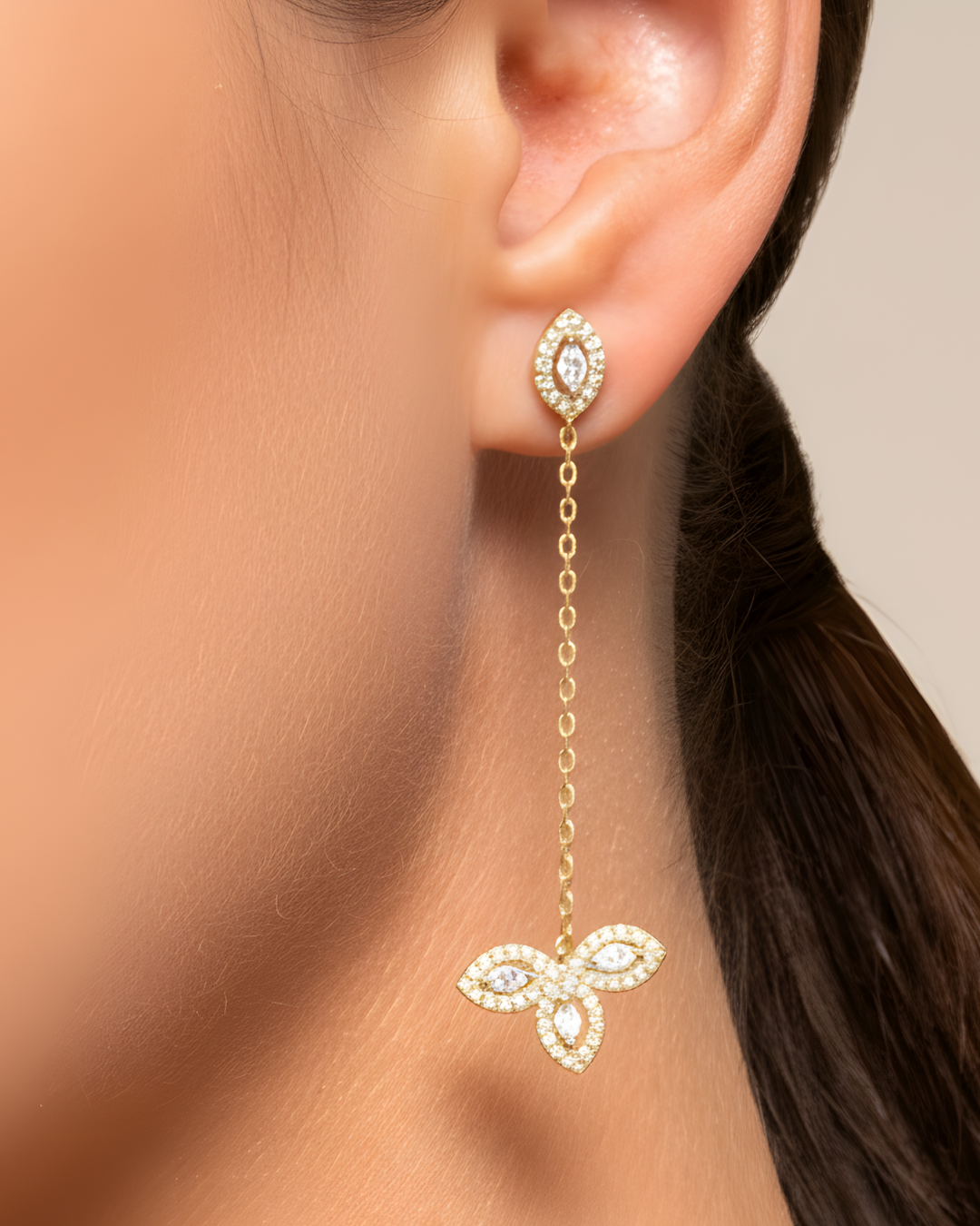 Boucles d’oreilles « Pendantes Fleur de Vie » en argent 925 doré à l’or jaune 18 carats, motif floral délicat serti de zirconiums taille marquise, finition polie brillante.