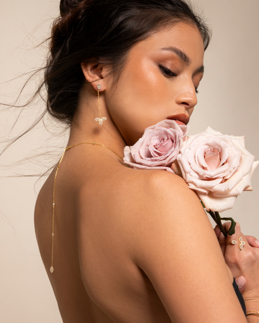 Boucles d’oreilles « Pendantes Fleur de Vie » en argent 925 doré à l’or jaune 18 carats, motif floral délicat serti de zirconiums taille marquise, finition polie brillante.