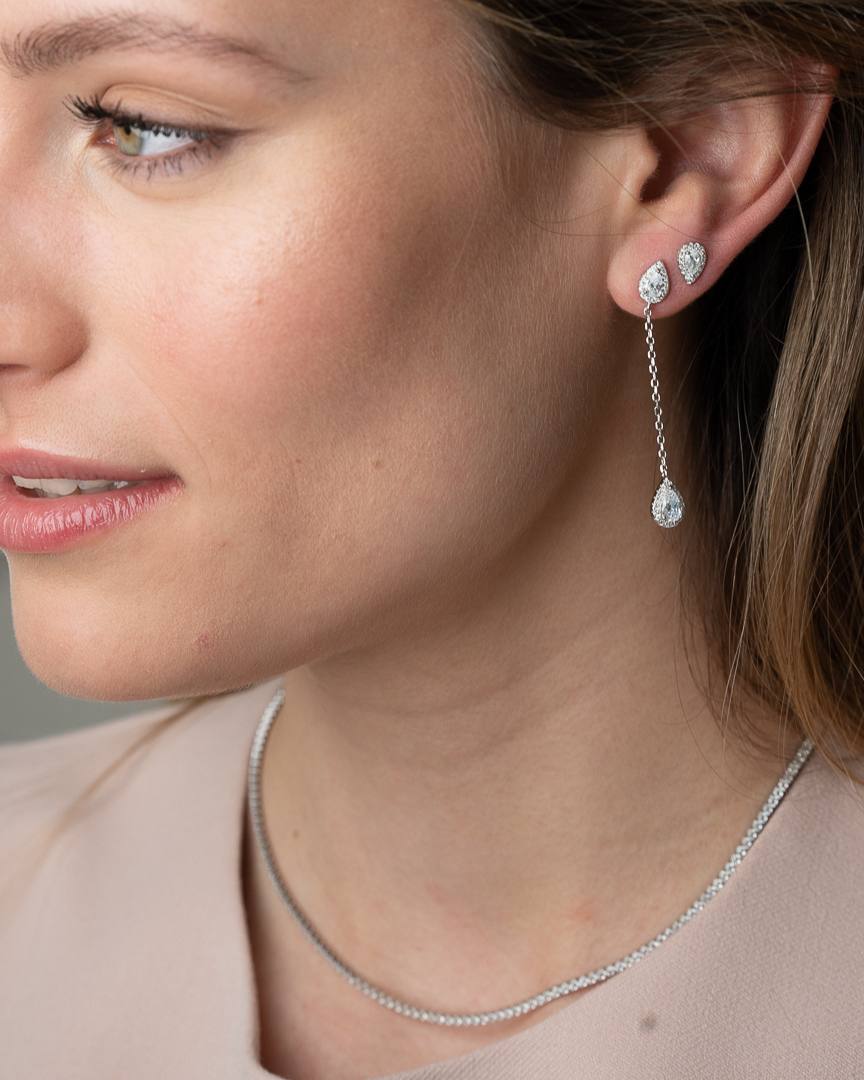 Boucles longues en argent 925 rhodié, composées de deux zircons blancs taille poire délicatement reliés par une fine chaîne