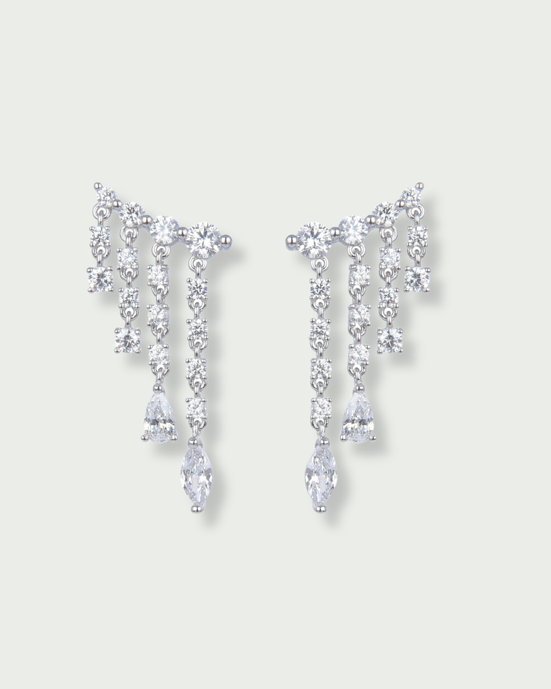 Boucles d’oreilles Rivière Éclat – Blanc en argent 925 rhodié, ligne de pierres finement serties formant une rivière lumineuse, finition polie brillante résistante à l’oxydation, fermoir sécurisé, éclat pur et élégant.
