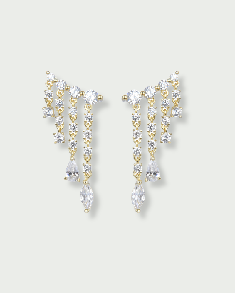 Boucles d’oreilles Rivière Éclat – Doré en argent 925 doré à l’or 18 carats, ligne de pierres finement serties formant une rivière lumineuse, finition brillante résistante à l’oxydation, fermoir sécurisé, éclat solaire et élégant.
