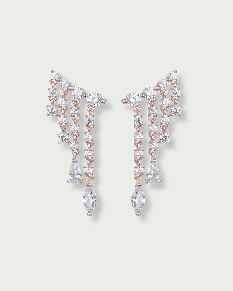 Boucles d’oreilles Rivière Éclat – Rose en argent 925 doré à l’or rose 18 carats, ligne de pierres finement serties formant une rivière lumineuse, finition brillante résistante à l’oxydation, fermoir sécurisé, éclat doux et élégant.
