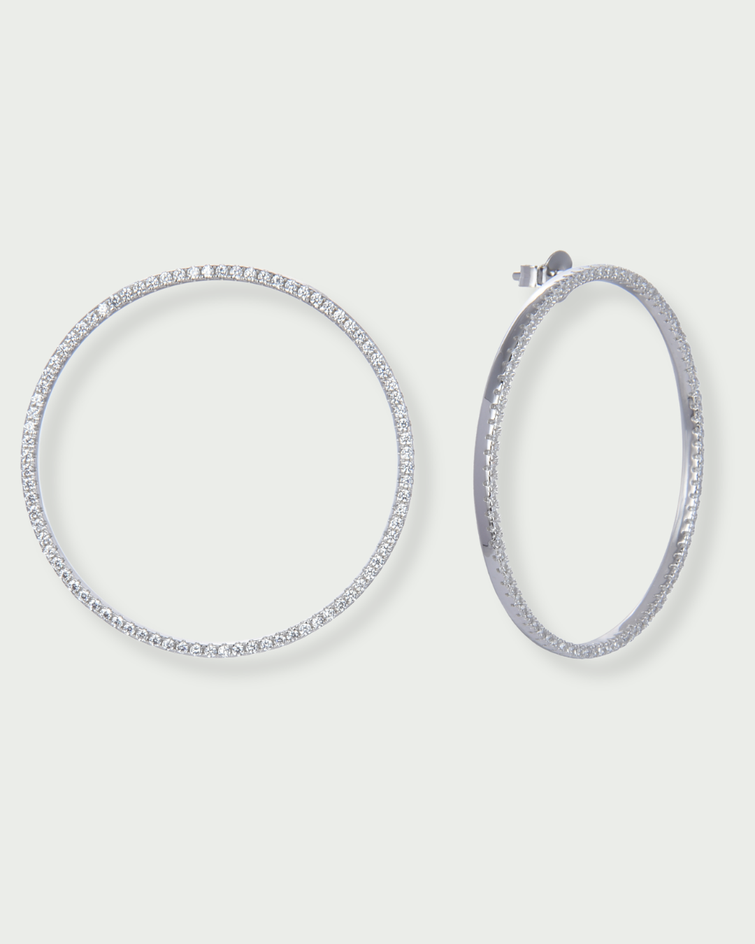 Boucles d’oreilles Sphères Intemporel – Blanc en argent 925 rhodié, sphères lisses au design épuré, finition polie brillante résistante à l’oxydation, fermoir sécurisé, éclat net et minimaliste au quotidien.
