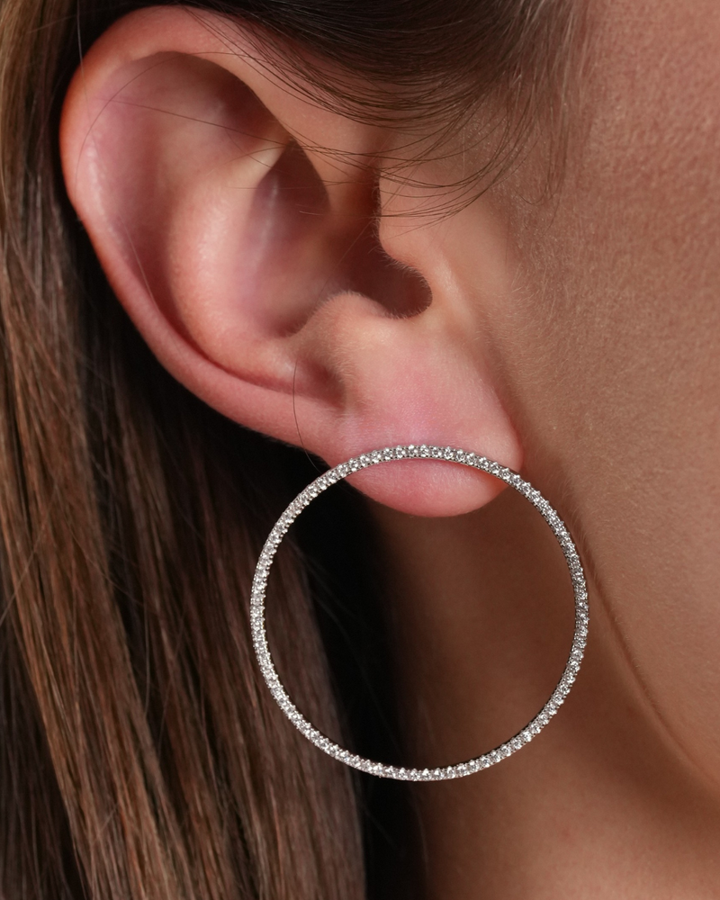 Boucles d’oreilles Sphères Intemporel – Blanc en argent 925 rhodié, sphères lisses au design épuré, finition polie brillante résistante à l’oxydation, fermoir sécurisé, éclat net et minimaliste au quotidien.
