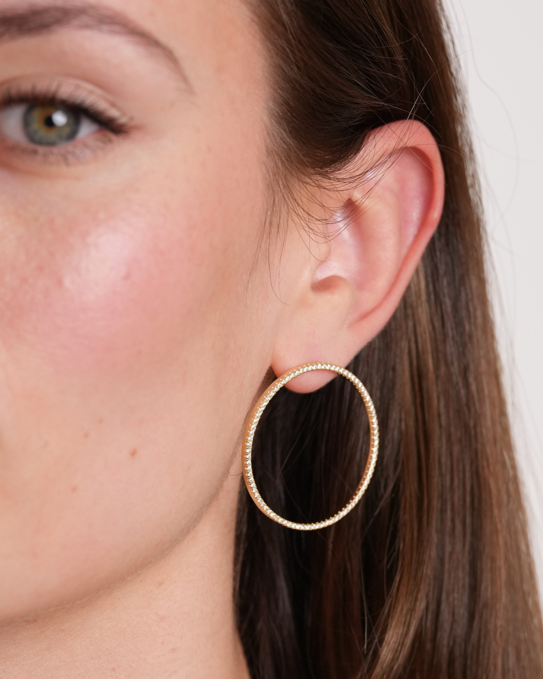 Boucles d’oreilles Sphères Intemporel en argent 925 doré à l'or 18 carats, sphères lisses au design épuré, finition polie brillante résistante à l’oxydation, fermoir sécurisé, éclat pur et minimaliste au quotidien.
