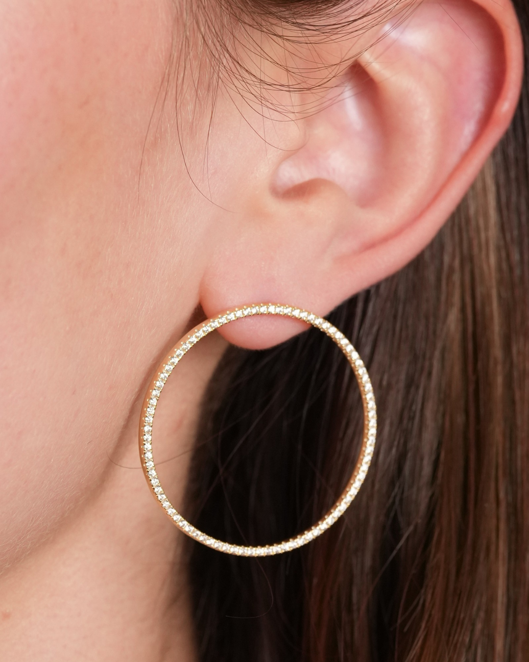 Boucles d’oreilles Sphères Intemporel en argent 925 doré à l'or 18 carats, sphères lisses au design épuré, finition polie brillante résistante à l’oxydation, fermoir sécurisé, éclat pur et minimaliste au quotidien.
