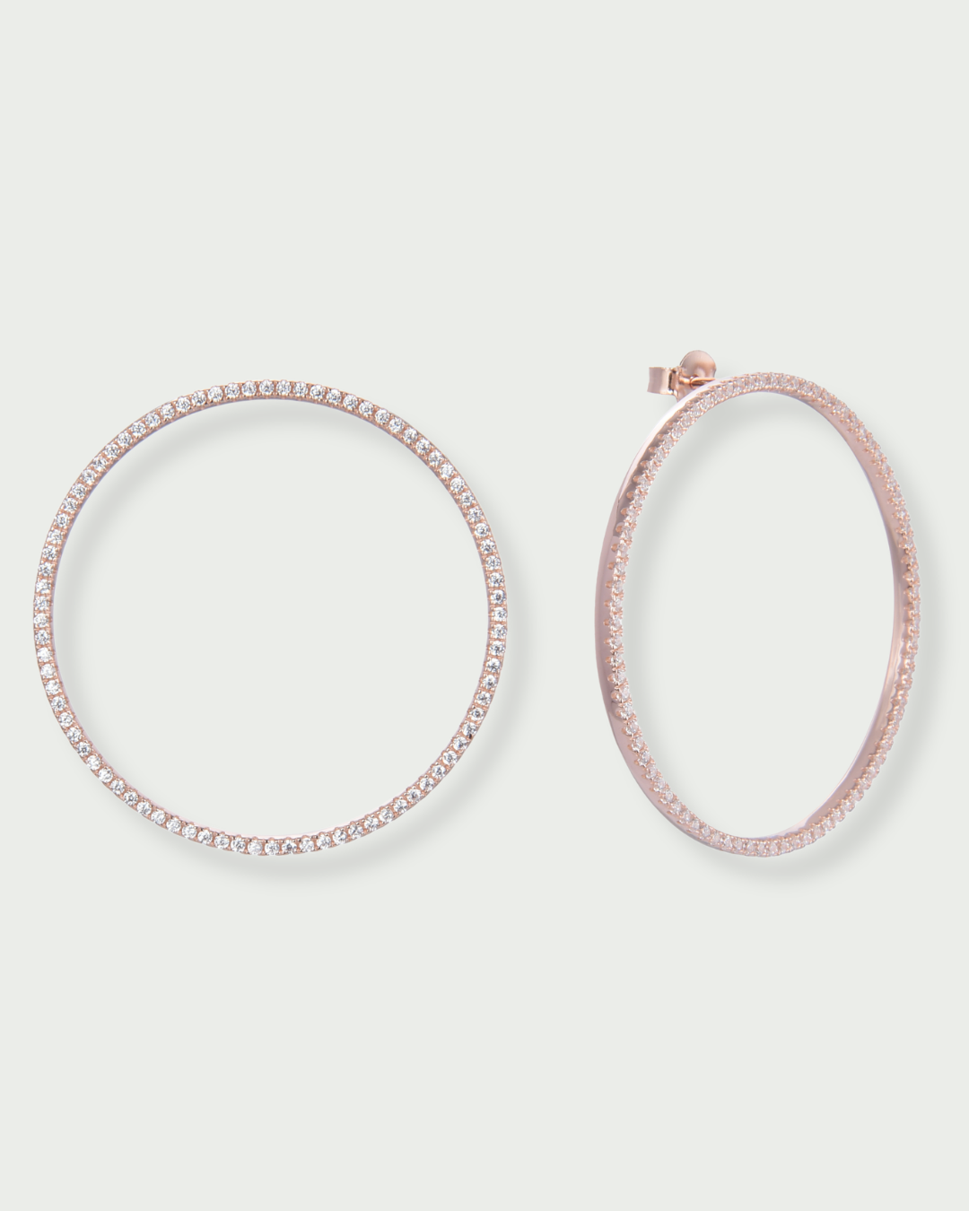 Boucles d’oreilles Sphères Intemporel – Rose en argent 925 doré à l’or rose 18 carats, sphères lisses au design épuré, finition lumineuse résistante à l’oxydation, fermoir sécurisé, éclat doux et minimaliste au quotidien.
