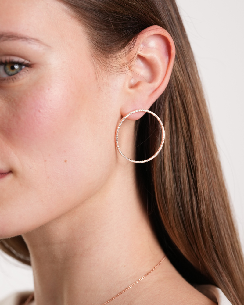 Boucles d’oreilles Sphères Intemporel – Rose en argent 925 doré à l’or rose 18 carats, sphères lisses au design épuré, finition lumineuse résistante à l’oxydation, fermoir sécurisé, éclat doux et minimaliste au quotidien.
