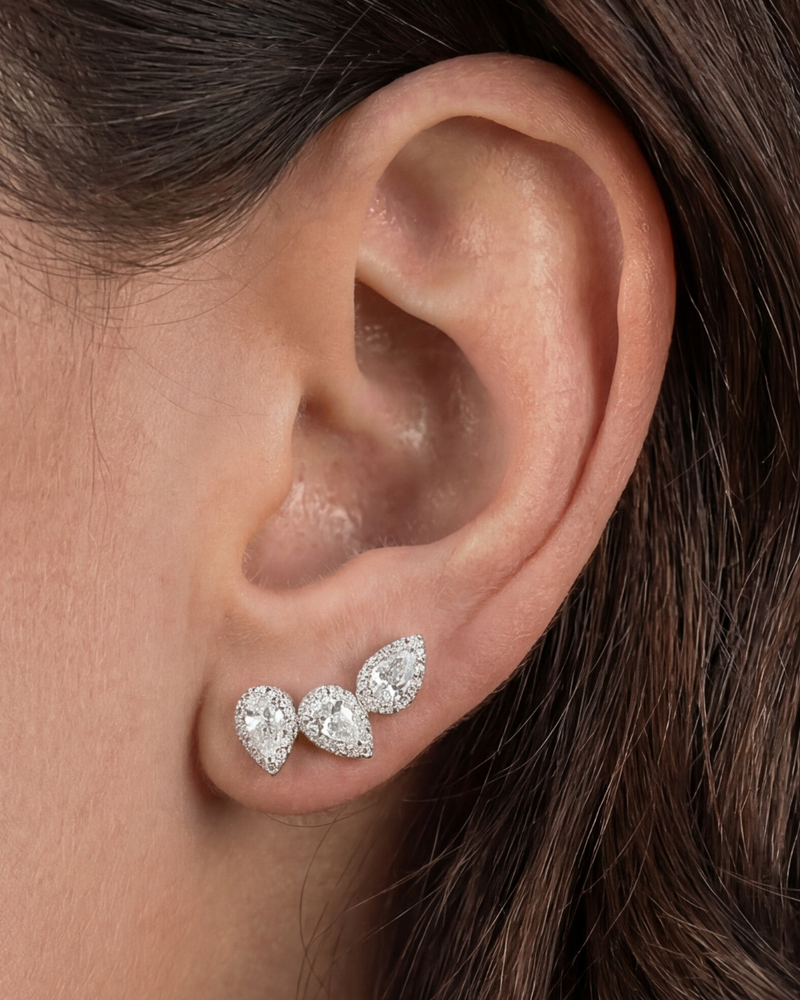 Boucles d’oreilles Trois Poires Gala en argent 925 rhodié, trois pierres en forme de poire en zirconium, finition polie brillante, conçues pour un éclat subtil au quotidien. - Porté