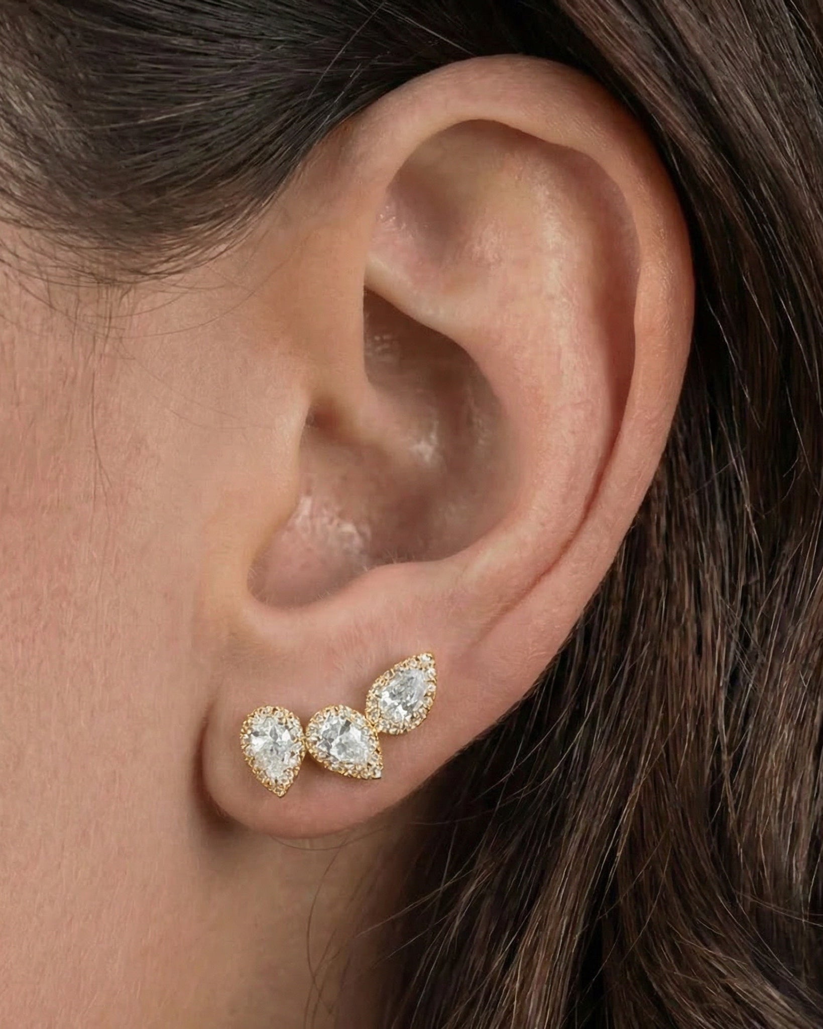 Boucles d’oreilles « Trois Poires Gala » en argent 925 doré à l’or jaune 18 carats, trois pendentifs en zirconium taille poire suspendus, finition polie brillante.