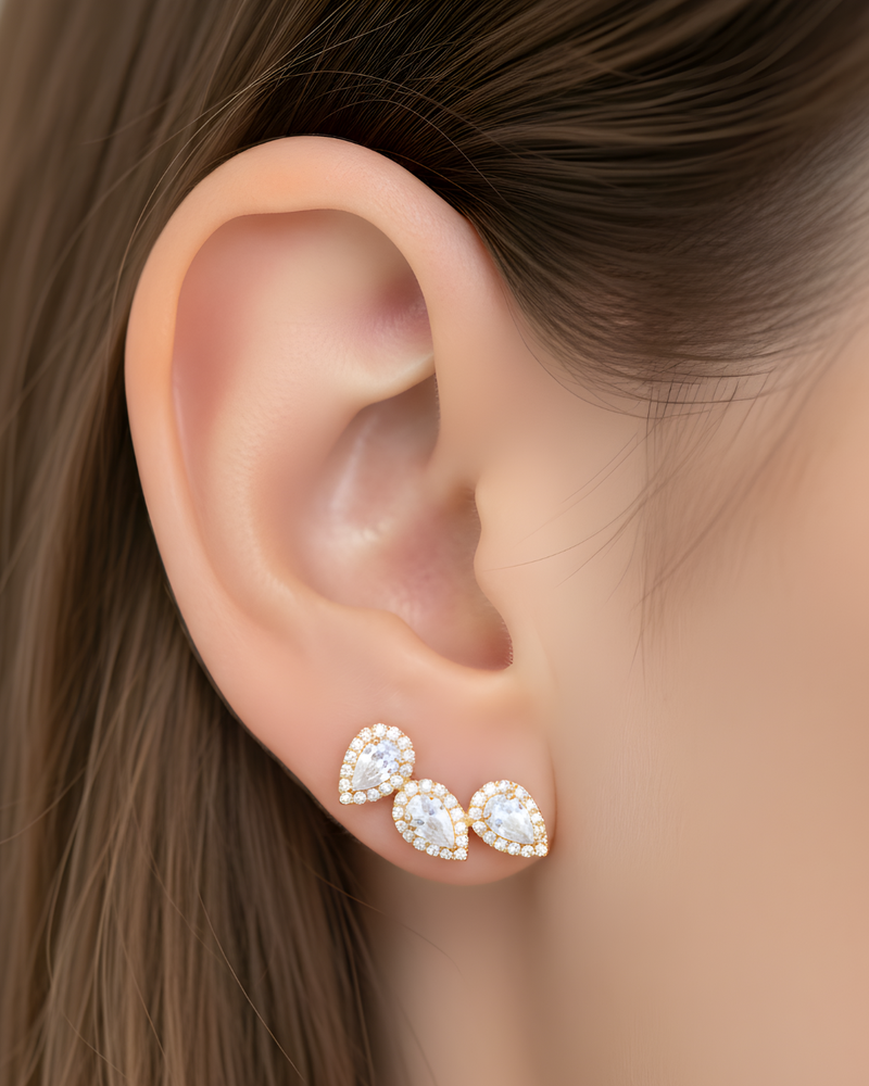 Boucles d’oreilles « Trois Poires Gala » en argent 925 doré à l’or jaune 18 carats, trois pendentifs en zirconium taille poire suspendus, finition polie brillante.