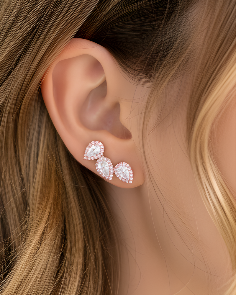 Boucles d’oreilles « Trois Poires Gala » en argent 925 doré à l’or rose 18 carats, trois pendentifs en zirconium taille poire suspendus, finition polie brillante.