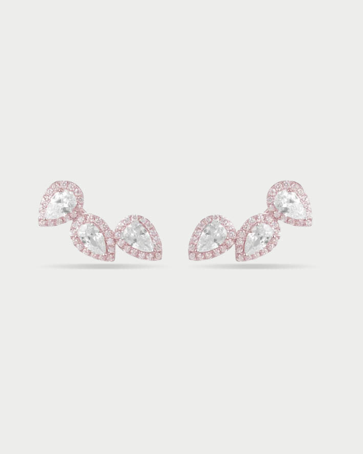 Boucles d’oreilles « Trois Poires Gala » en argent 925 doré à l’or rose 18 carats, trois pendentifs en zirconium taille poire suspendus, finition polie brillante.