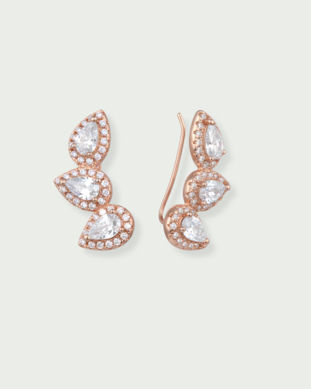 Boucles d’oreilles « Trois Poires Gala » en argent 925 doré à l’or rose 18 carats, trois pendentifs en zirconium taille poire suspendus, finition polie brillante.