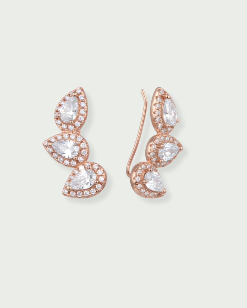 Boucles d’oreilles « Trois Poires Gala » en argent 925 doré à l’or rose 18 carats, trois pendentifs en zirconium taille poire suspendus, finition polie brillante.