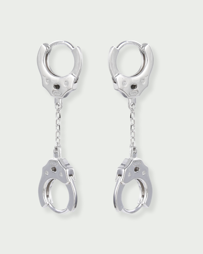 Boucles « Menottes » en argent 925 rhodié, deux anneaux reliés par un maillon central, design moderne et lumineux.
