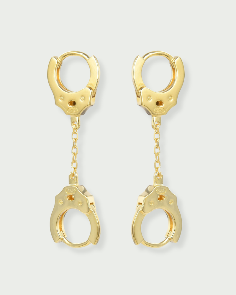Boucles « Menottes » en argent 925 doré à l'or 18 carats doré, deux anneaux reliés par un maillon central, design moderne et lumineux.