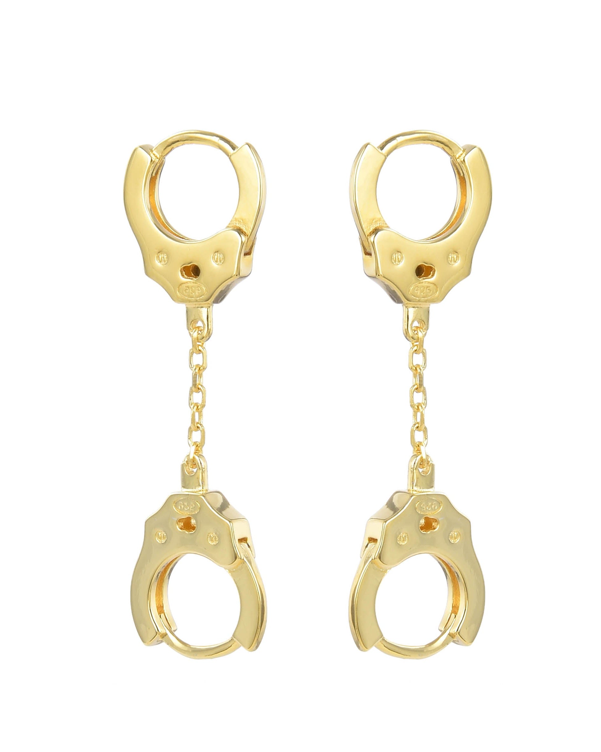 Boucles « Menottes » en argent 925 doré à l'or 18 carats doré, deux anneaux reliés par un maillon central, design moderne et lumineux.