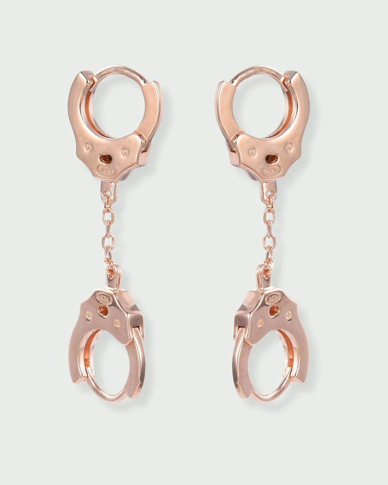 Boucles « Menottes » en argent 925 doré à l'or 18 carats rose, deux anneaux reliés par un maillon central, design moderne et lumineux.