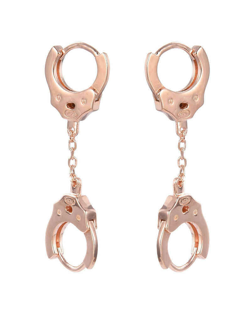 Boucles « Menottes » en argent 925 doré à l'or 18 carats rose, deux anneaux reliés par un maillon central, design moderne et lumineux.