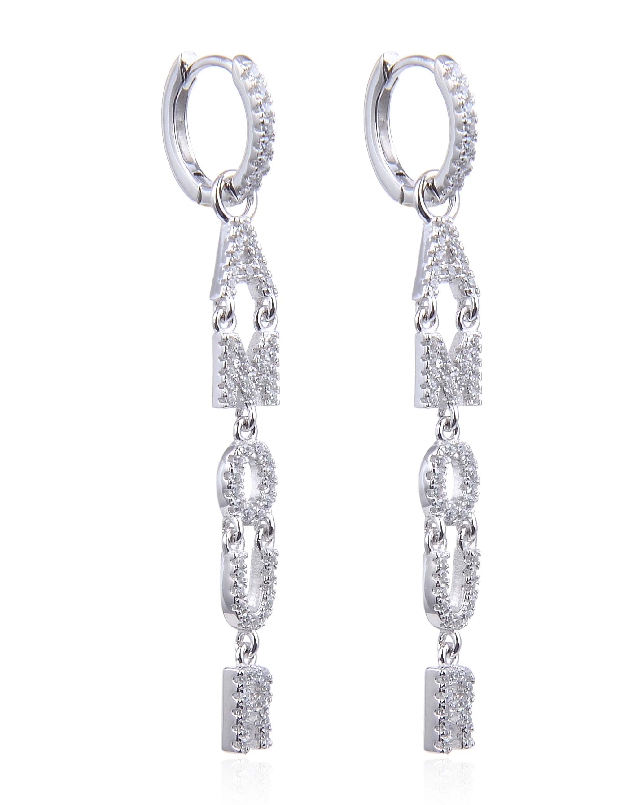 Boucles d’oreilles pendantes « Amour » en argent 925 rhodié, lettres serties de zirconiums formant le mot AMOUR suspendues à un anneau, finition polie brillante.