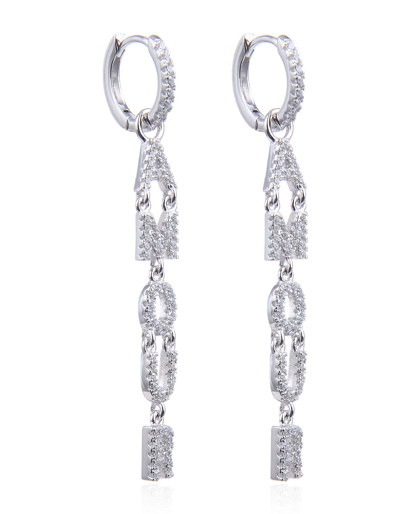 Boucles d’oreilles pendantes « Amour » en argent 925 rhodié, lettres serties de zirconiums formant le mot AMOUR suspendues à un anneau, finition polie brillante.