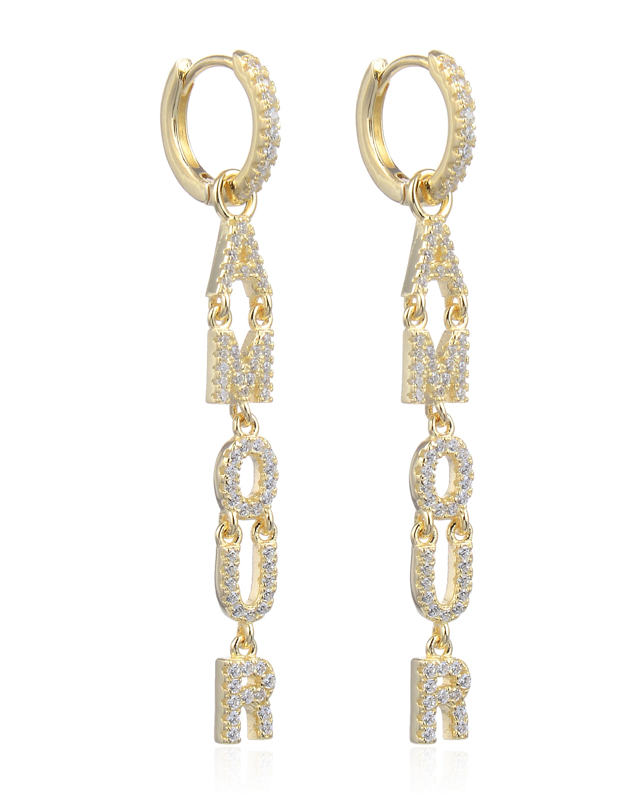 Boucles d’oreilles pendantes « Amour » en argent 925 doré à l’or fin 18 carats, lettres serties de zirconiums formant le mot AMOUR suspendues à un anneau, finition polie brillante.