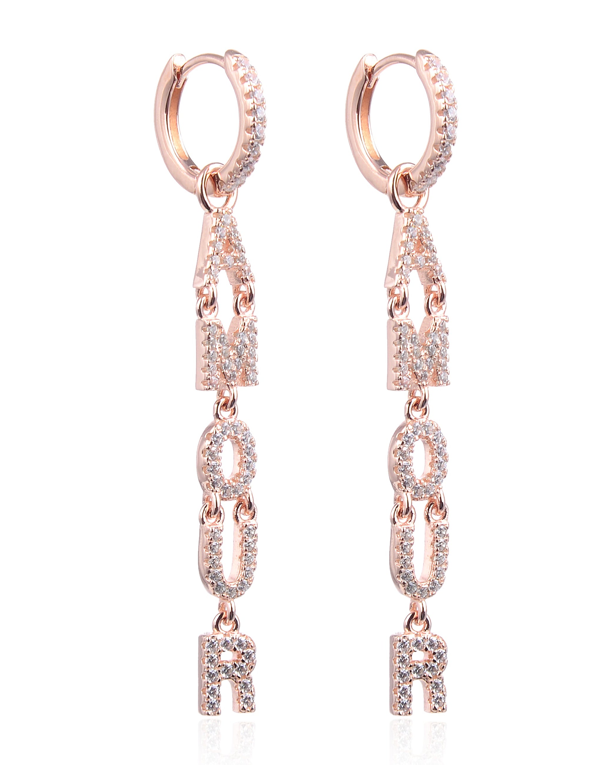 Boucles d’oreilles pendantes « Amour » en argent 925 doré à l’or rose 18 carats, lettres serties de zirconiums formant le mot AMOUR suspendues à un anneau, finition polie brillante.