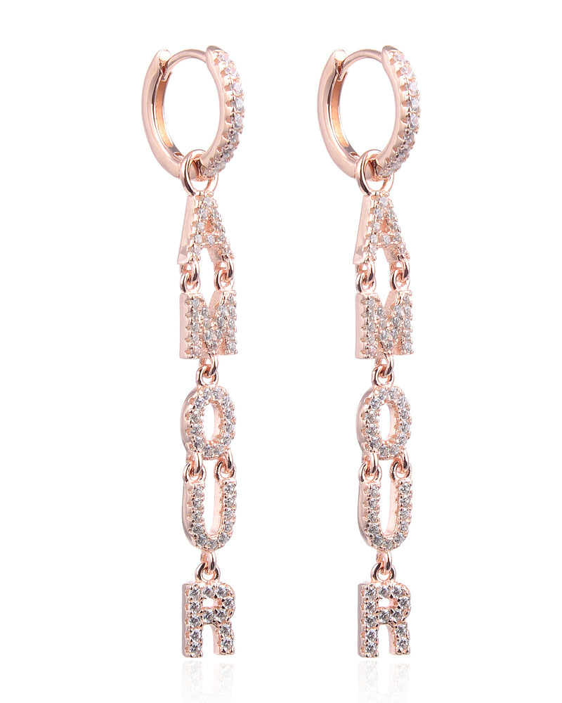 Boucles d’oreilles pendantes « Amour » en argent 925 doré à l’or rose 18 carats, lettres serties de zirconiums formant le mot AMOUR suspendues à un anneau, finition polie brillante.