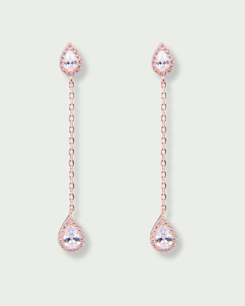 Boucles longues en argent 925 doré à l’or rose 18 carats, composées de deux zircons blancs taille poire délicatement reliés par une fine chaîne