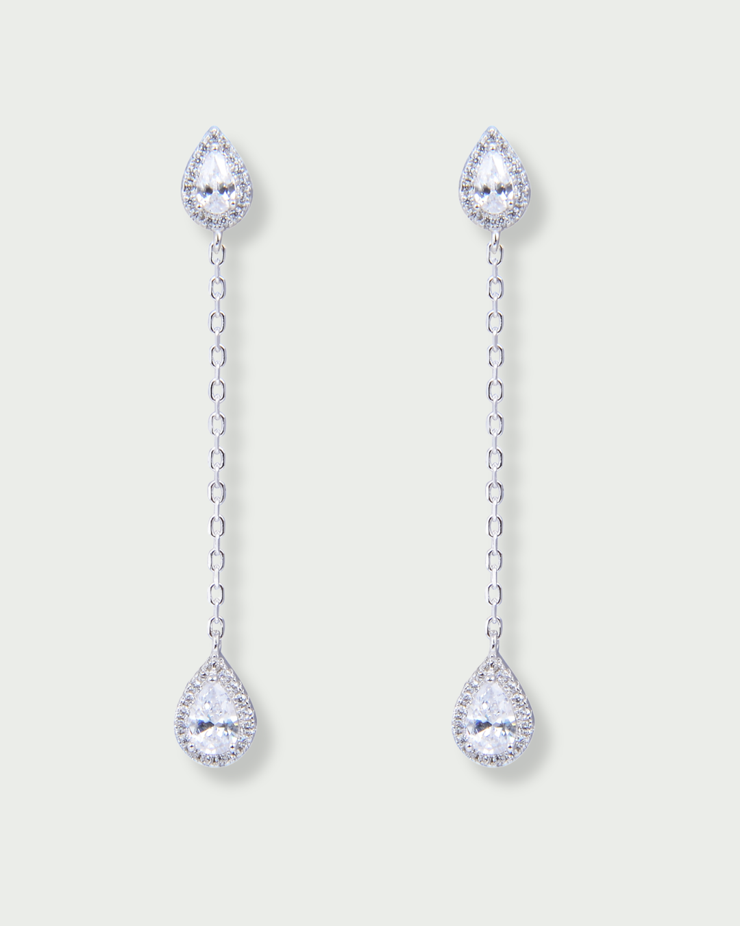 Boucles longues en argent 925 rhodié, composées de deux zircons blancs taille poire délicatement reliés par une fine chaîne 