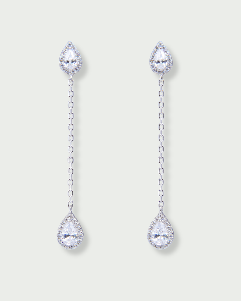 Boucles longues en argent 925 rhodié, composées de deux zircons blancs taille poire délicatement reliés par une fine chaîne 