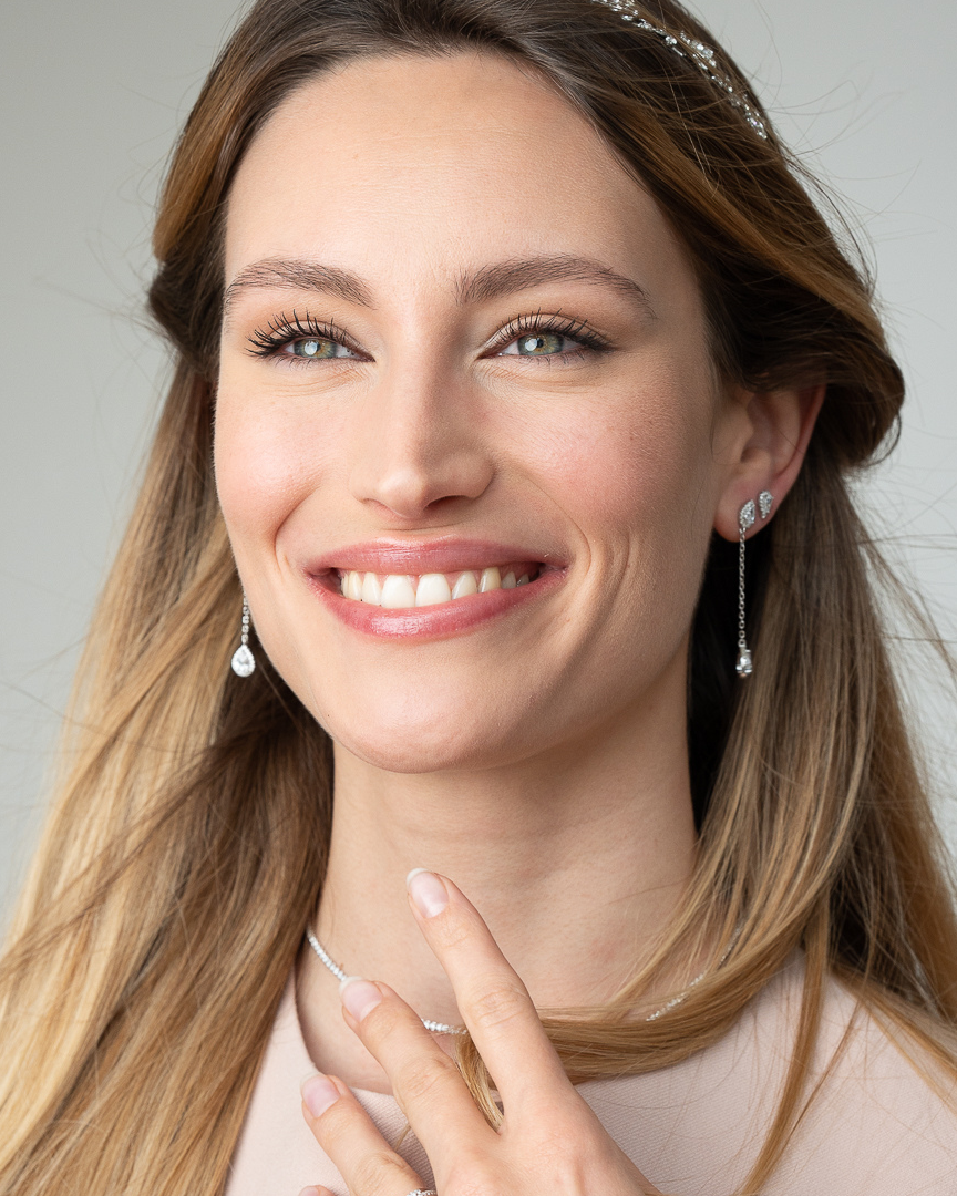 Boucles longues en argent 925 rhodié, composées de deux zircons blancs taille poire délicatement reliés par une fine chaîne, portée