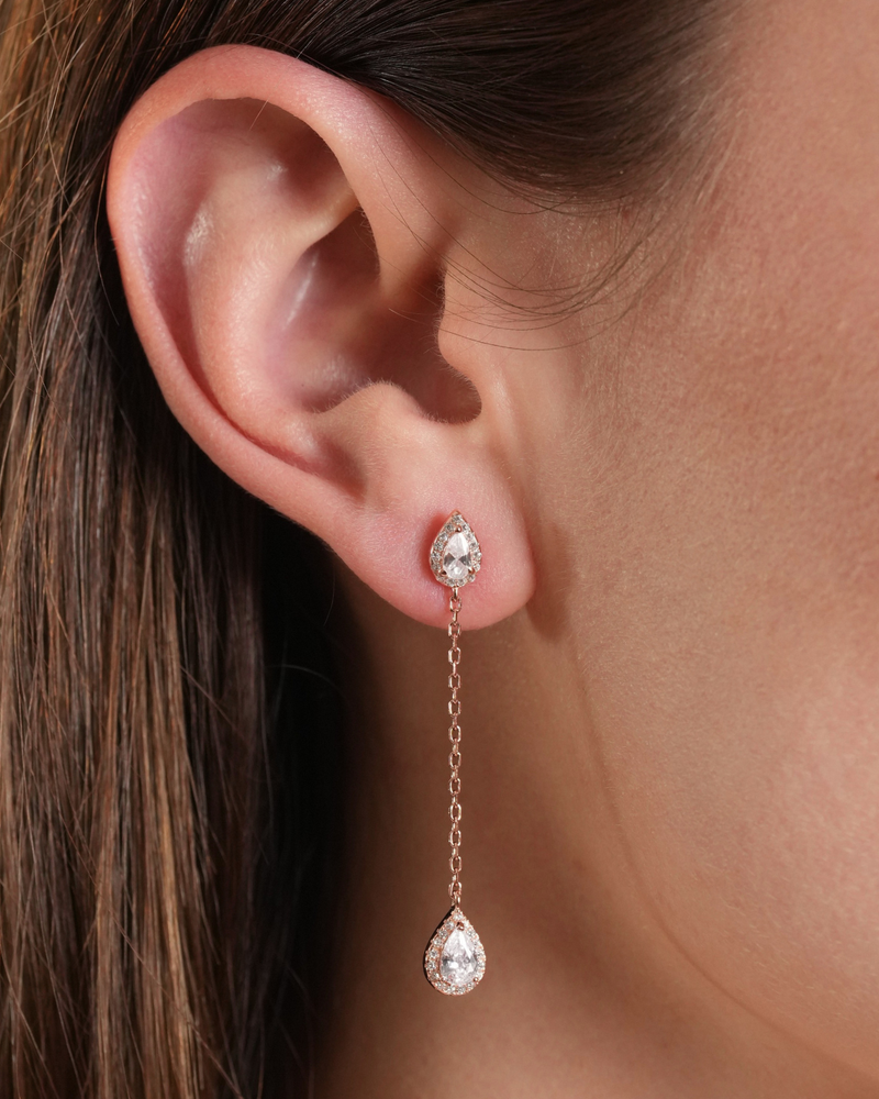 Boucles longues en argent 925 doré à l’or rose 18 carats, composées de deux zircons blancs taille poire délicatement reliés par une fine chaîne - Porté