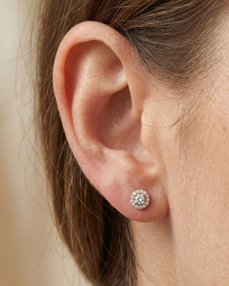Puces rondes pavées en argent 925 doré or rose 18 carats avec zirconium central et entourage pavé, diamètre 4 mm. Porté