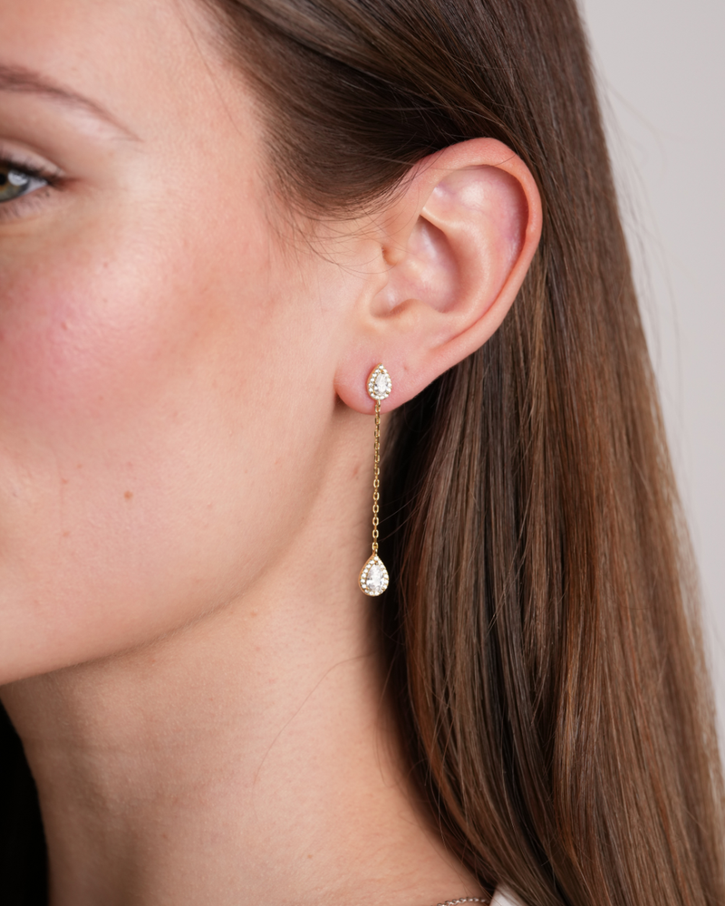 Boucles longues en argent 925 rhodié doré a l'or jaune 18k, composées de deux zircons blancs taille poire délicatement reliés par une fine chaîne