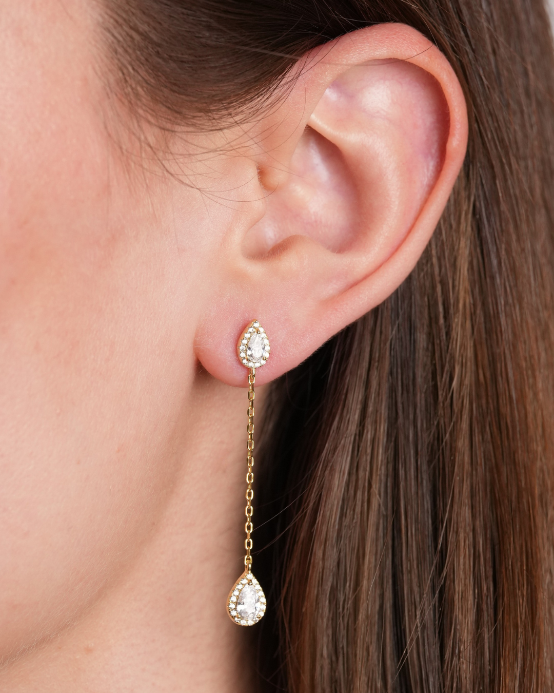 Boucles longues en argent 925 rhodié doré a l'or jaune 18k, composées de deux zircons blancs taille poire délicatement reliés par une fine chaîne - Porté