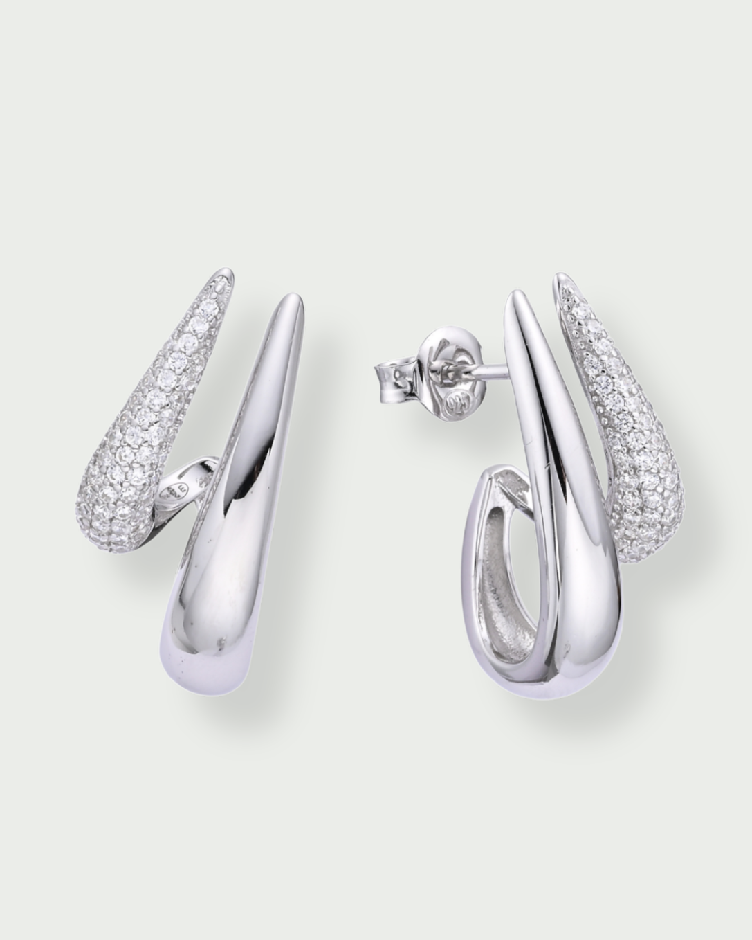 Boucles d’oreilles Shape blanches en argent 925 rhodié ornées de zirconiums scintillants, design créole moderne et épuré qui encadre délicatement le lobe pour une allure lumineuse et contemporaine.