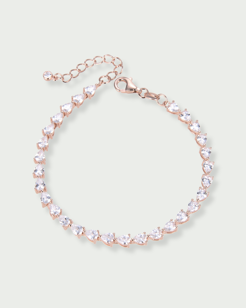 Bracelet Shine Éclat – Rose en argent 925 doré à l’or rose 18 carats, ligne délicate de pierres scintillantes, finition lumineuse résistante à l’oxydation, fermoir sécurisé, éclat doux et élégant.
