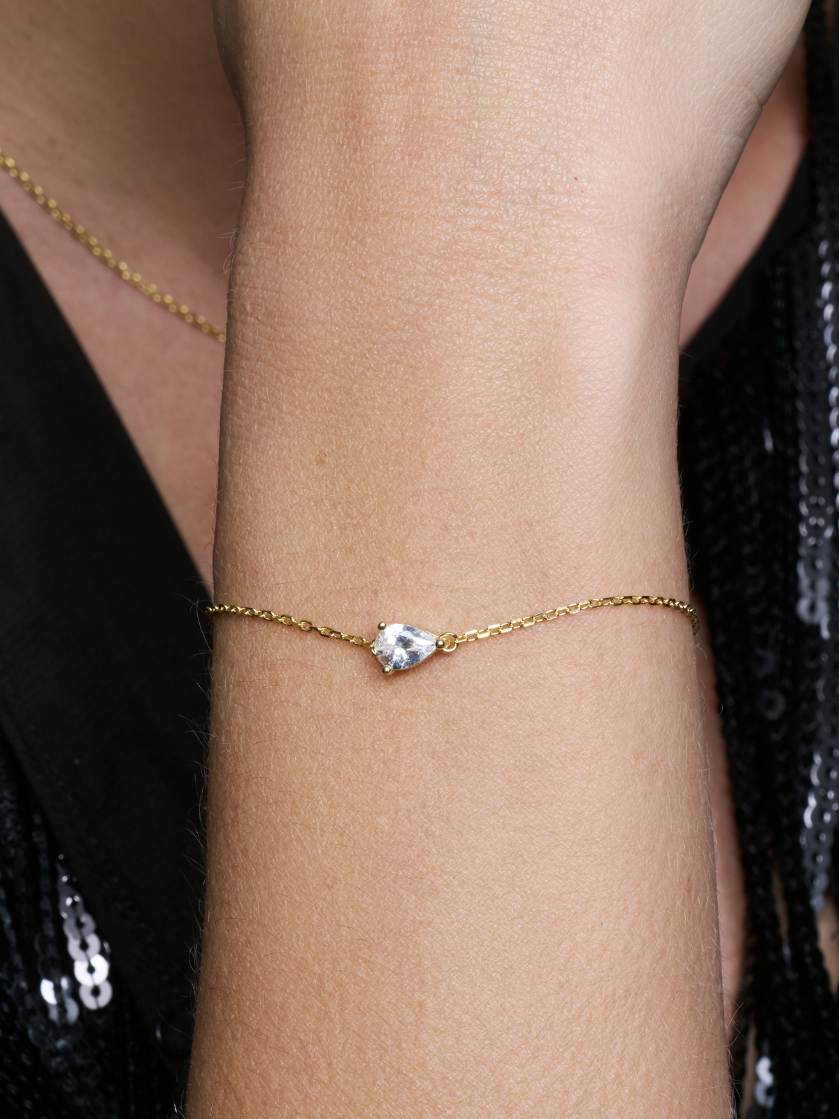 Bracelet Pear Glow doré en argent 925 plaqué or 18 carats, chaîne fine ornée d’un pendentif en zirconium taille poire scintillant, bijou délicat et lumineux qui sublime élégamment le poignet.
