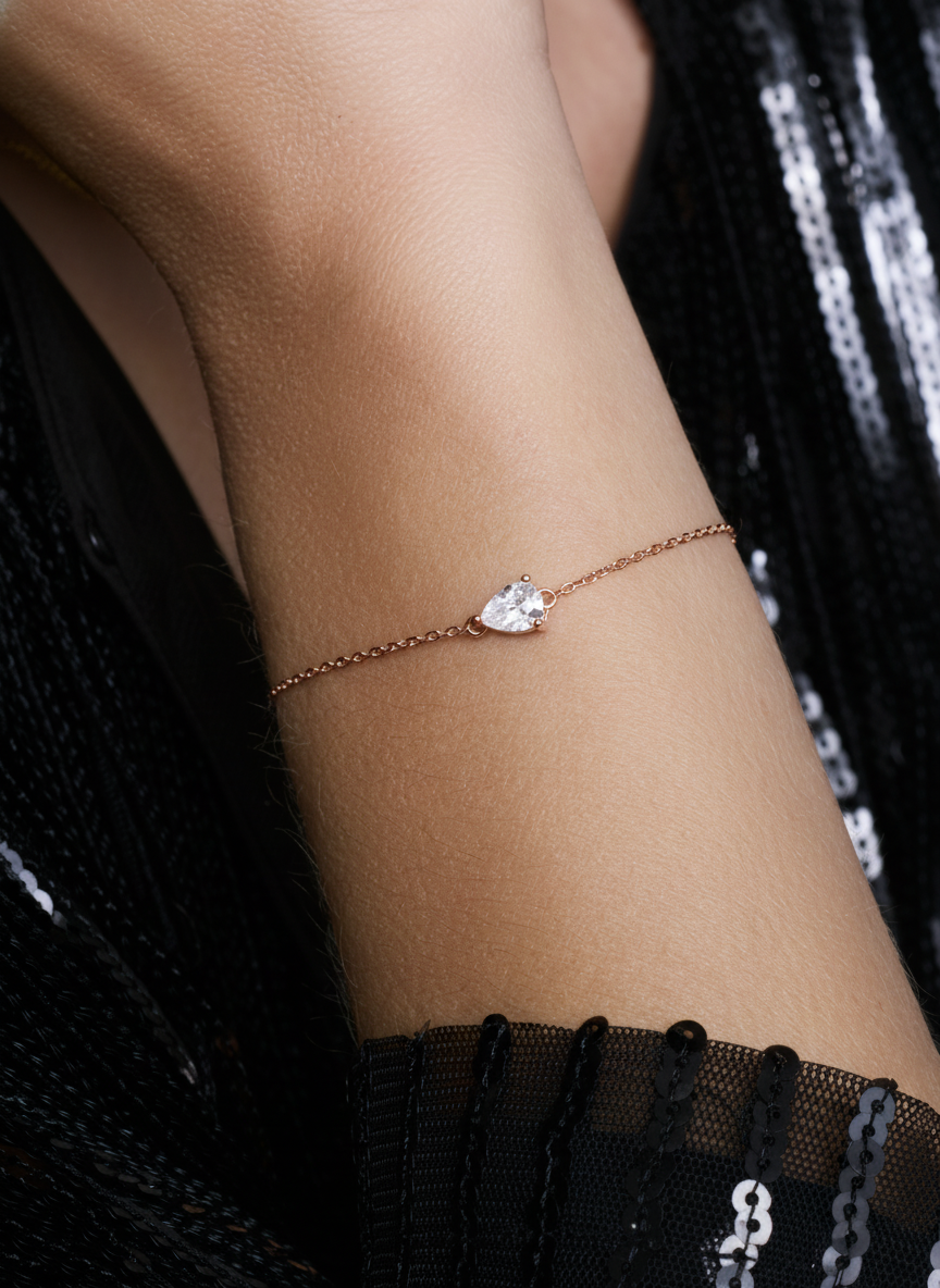Bracelet Pear Glow blanc en argent 925 rhodié plaqué or blanc 18 carats, chaîne délicate ornée d’un pendentif en zirconium taille poire scintillant, bijou raffiné et lumineux qui habille élégamment le poignet.