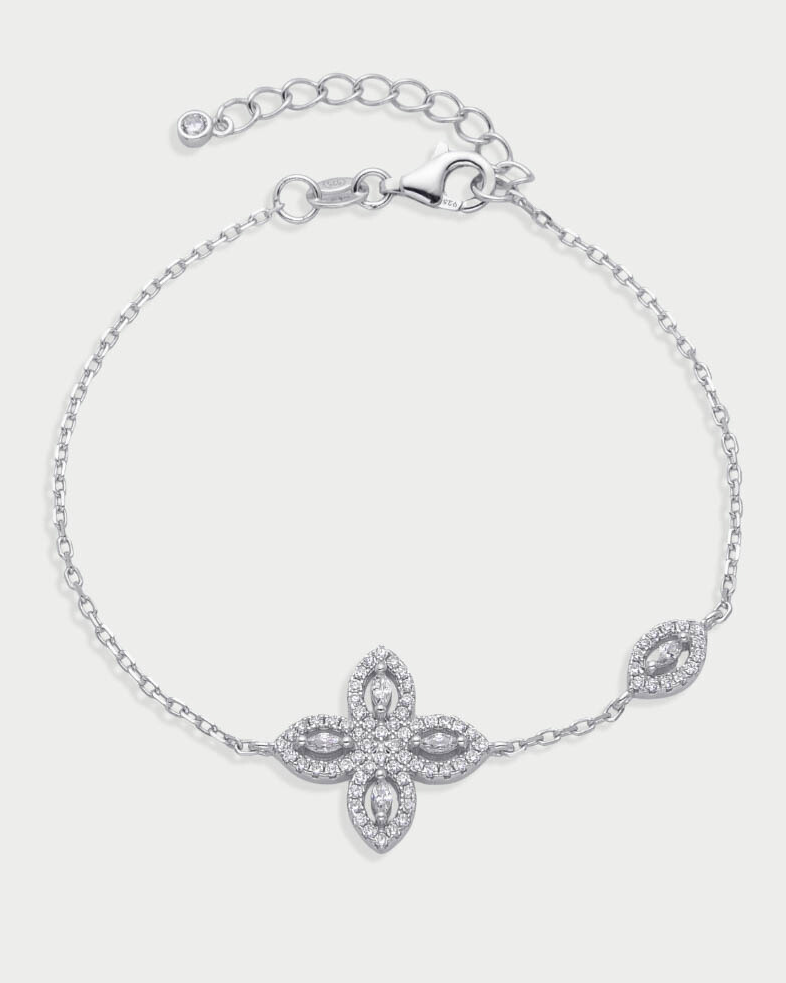 Bracelet « Bracelet Fleur de Vie ‑ Blanc » en argent 925 rhodié, motif central en forme de fleur composé de quatre pierres en zirconium taille marquise, chaîne ajustable 15 + 3 cm, finition polie brillante.