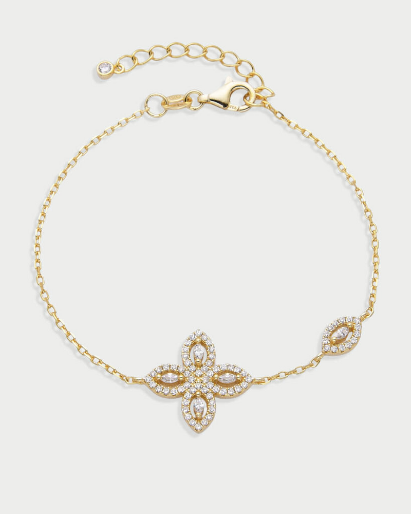 Bracelet « Fleur de Vie » ‑ Doré : Bracelet en argent 925 doré à l’or 18 carats, motif central fleuri composé de quatre pierres en zirconium taille marquise, chaîne ajustable 15 + 3 cm, finition polie brillante.