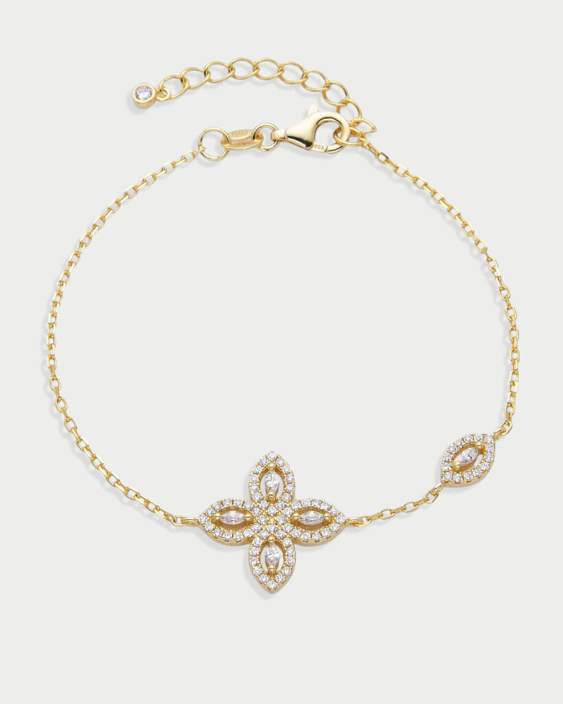 Bracelet « Fleur de Vie » ‑ Doré : Bracelet en argent 925 doré à l’or 18 carats, motif central fleuri composé de quatre pierres en zirconium taille marquise, chaîne ajustable 15 + 3 cm, finition polie brillante.