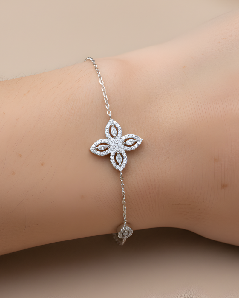 Bracelet « Bracelet Fleur de Vie ‑ Blanc » en argent 925 rhodié, motif central en forme de fleur composé de quatre pierres en zirconium taille marquise, chaîne ajustable 15 + 3 cm, finition polie brillante.