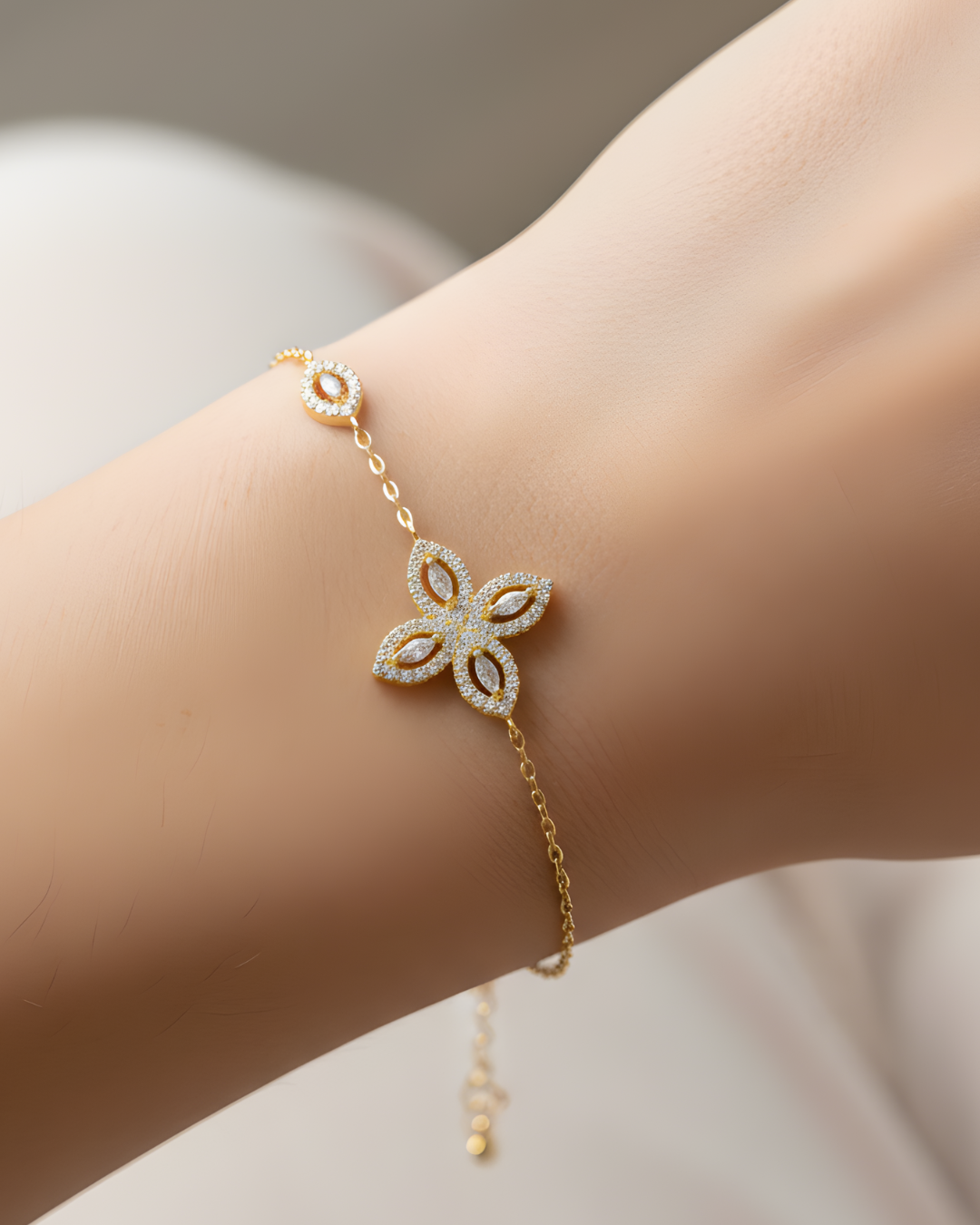 Bracelet « Fleur de Vie » ‑ Doré : Bracelet en argent 925 doré à l’or 18 carats, motif central fleuri composé de quatre pierres en zirconium taille marquise, chaîne ajustable 15 + 3 cm, finition polie brillante.