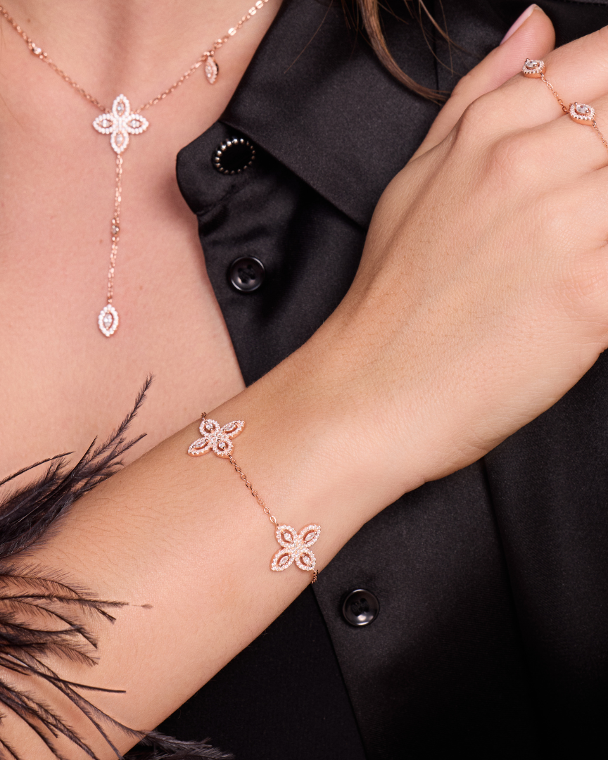 Bracelet Fleur Éternelle en argent 925 doré à l'or rose 18 carats avec motif floral pavé de zirconium blanc sur chaîne fine, bijou élégance quotidienne.