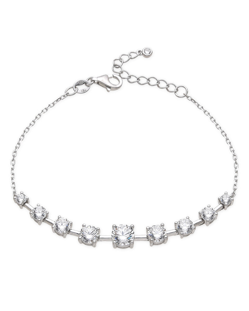 Bracelet « My Glow » en argent 925 rhodié, orné de plusieurs pierres blanches facettées de différentes tailles, montées sur une chaîne fine, finition polie brillante.