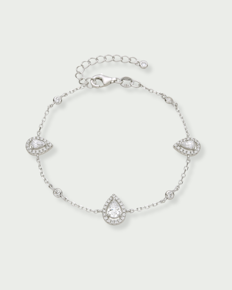 Bracelet Trio Infini Poire en argent 925, orné de trois zirconiums en forme de poire et de zirconiums ronds scintillants.