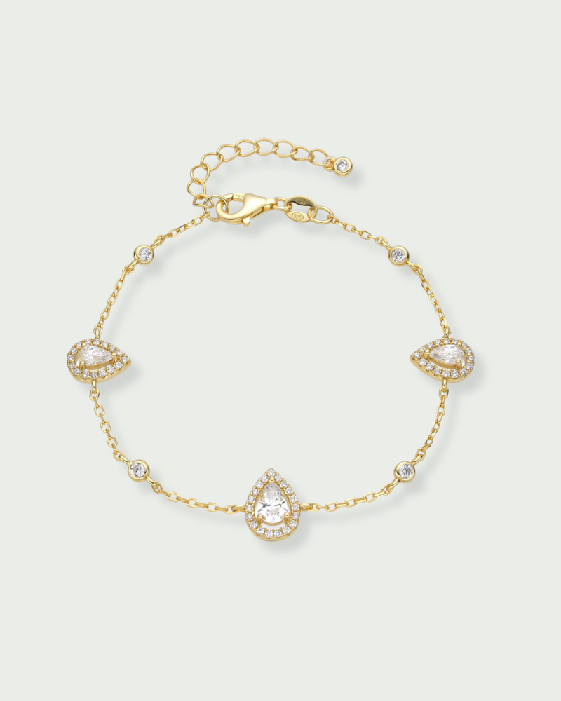 Bracelet Trio Infini Poire en argent 925 doré à l’or jaune 18 carats, orné de trois zirconiums en forme de poire et de zirconiums ronds scintillants.